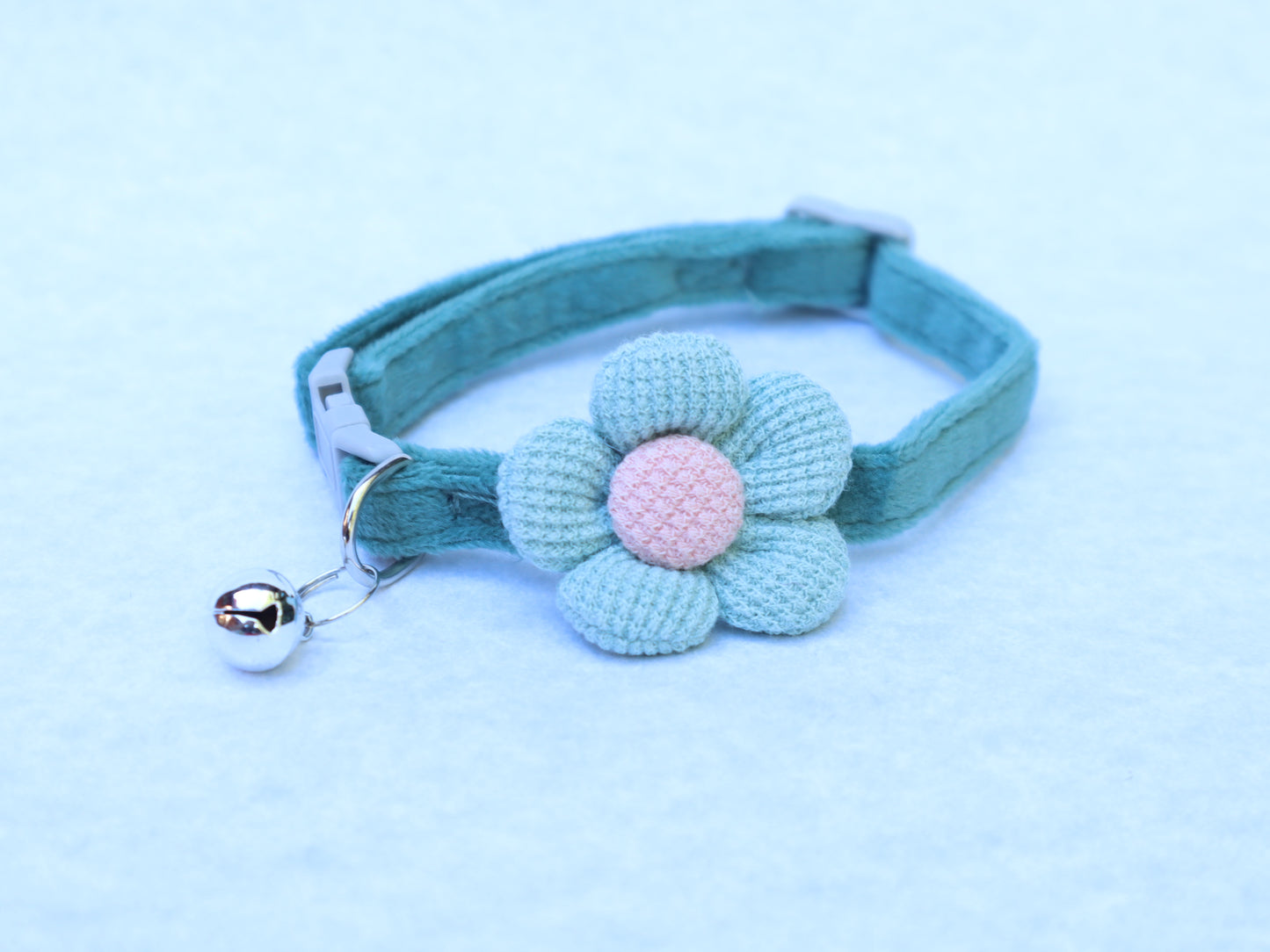 Collar para mascota con flor y campana