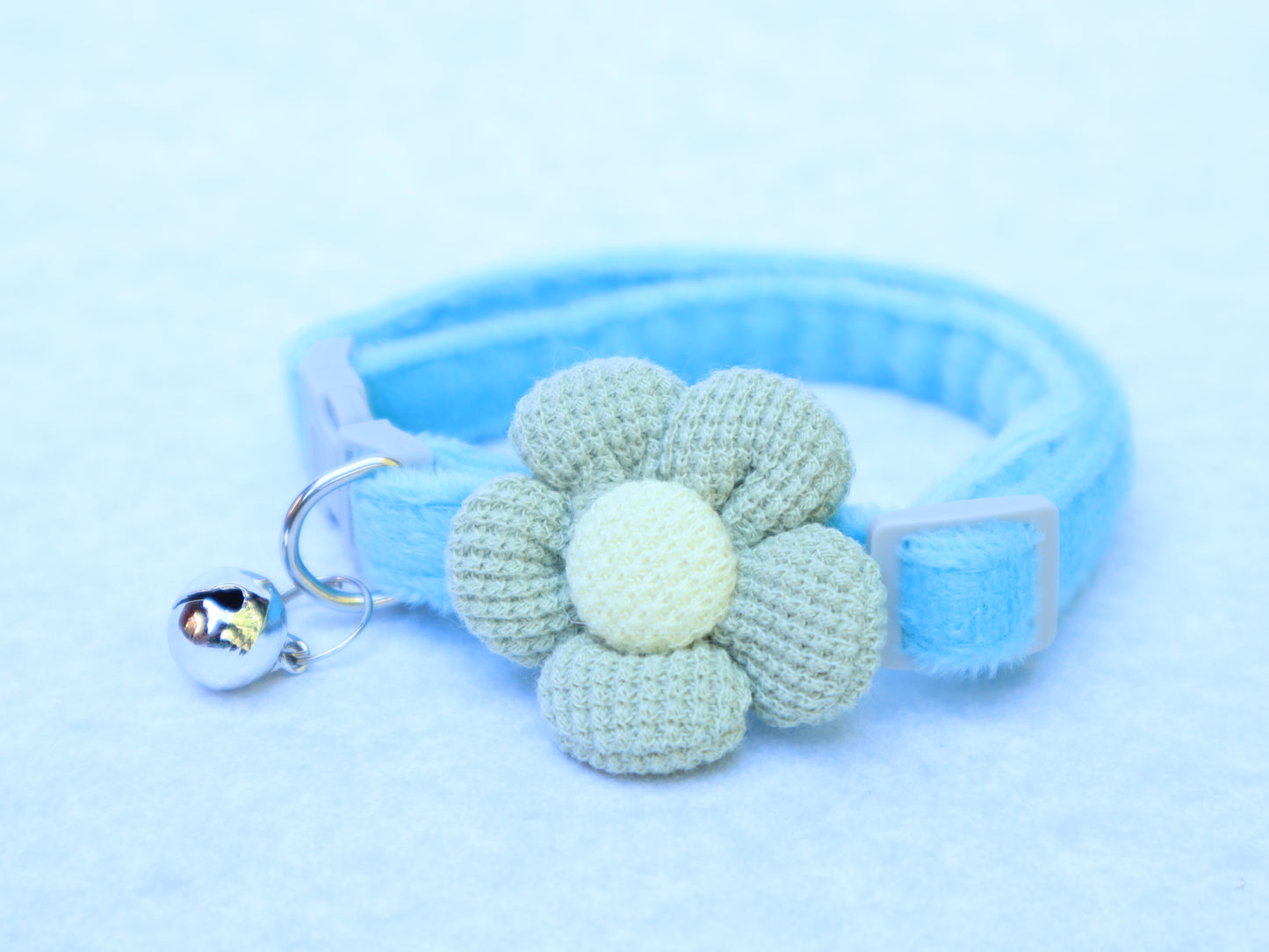 Collar para mascota con flor y campana
