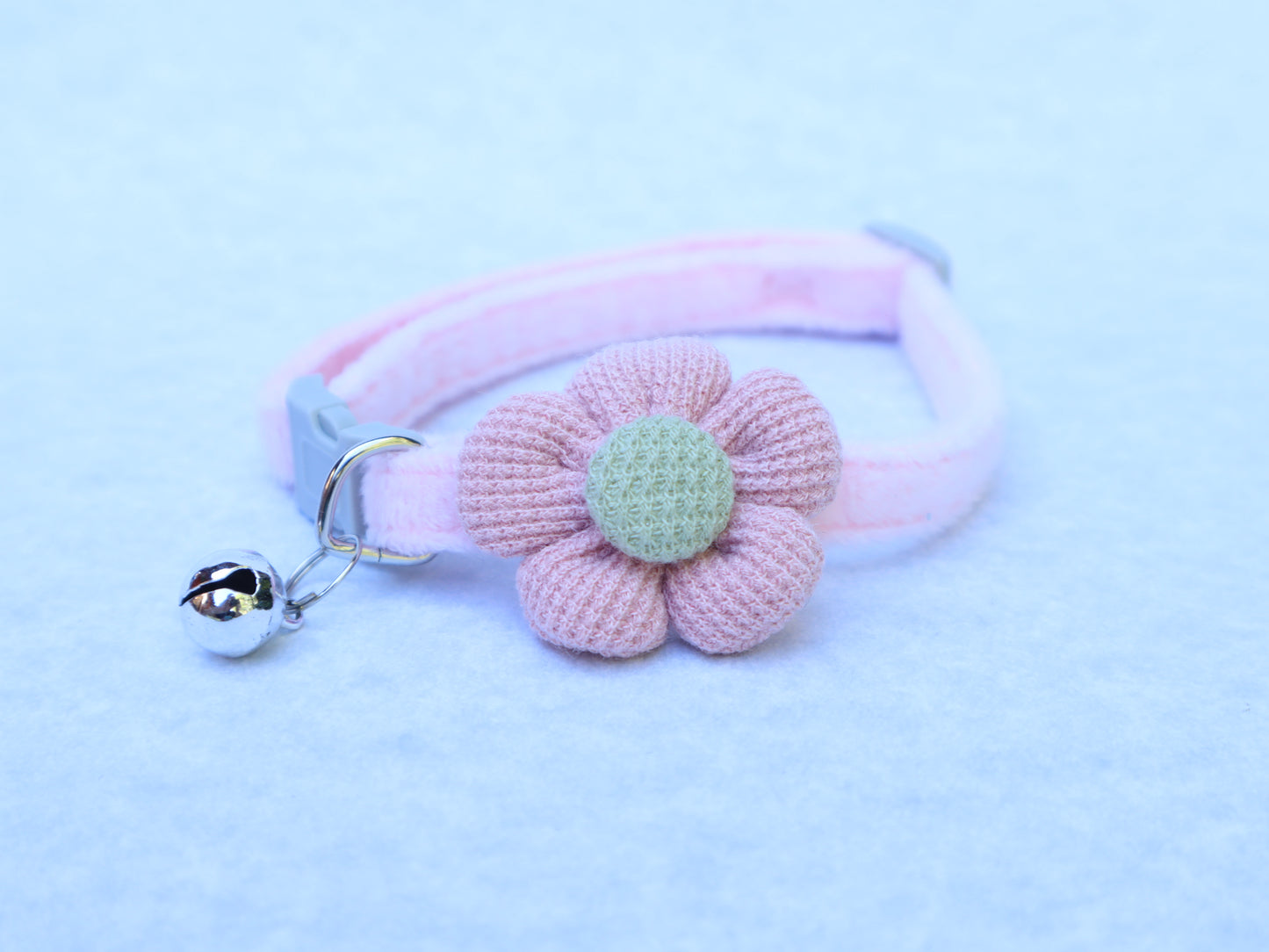 Collar para mascota con flor y campana