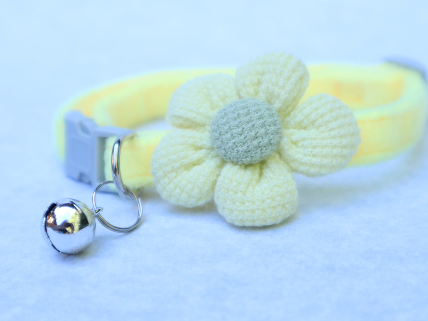 Collar para mascota con flor y campana