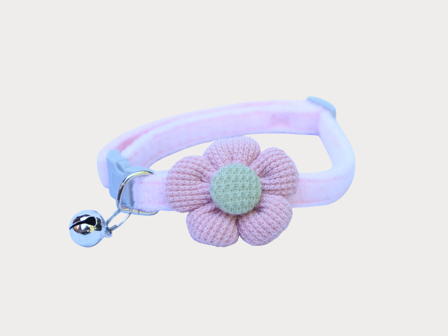 Collar para mascota con flor y campana