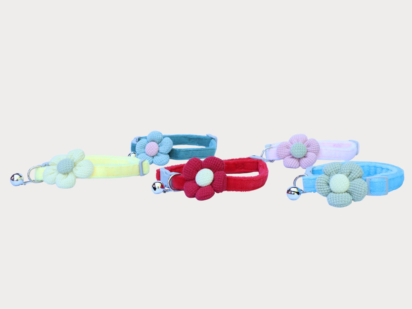 Collar para mascota con flor y campana